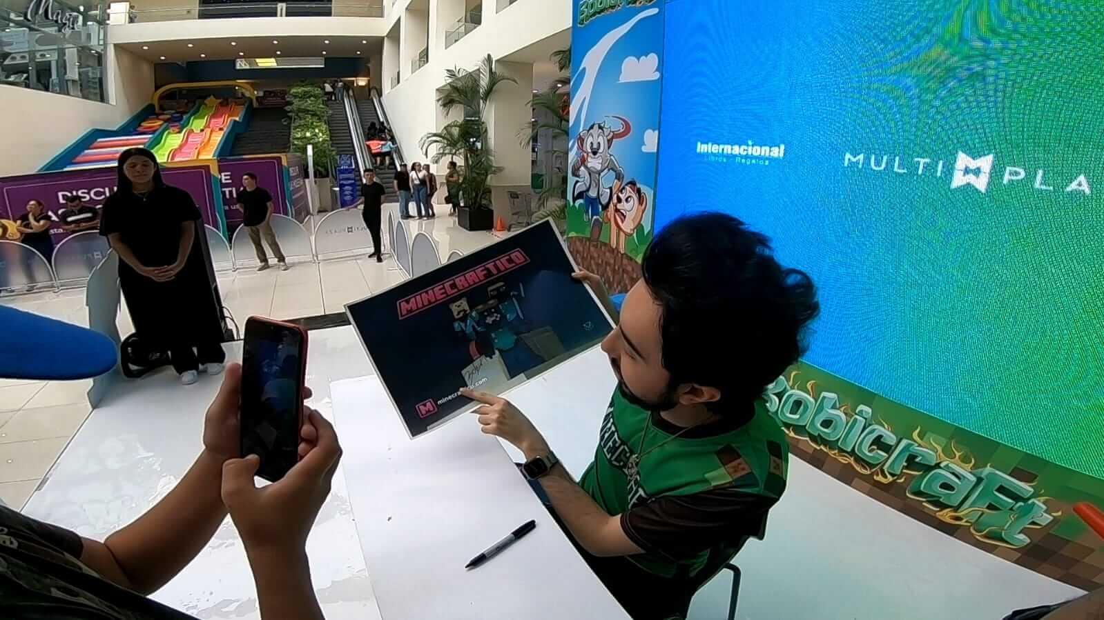 Bobicraft recibe un poster de Minecraftico